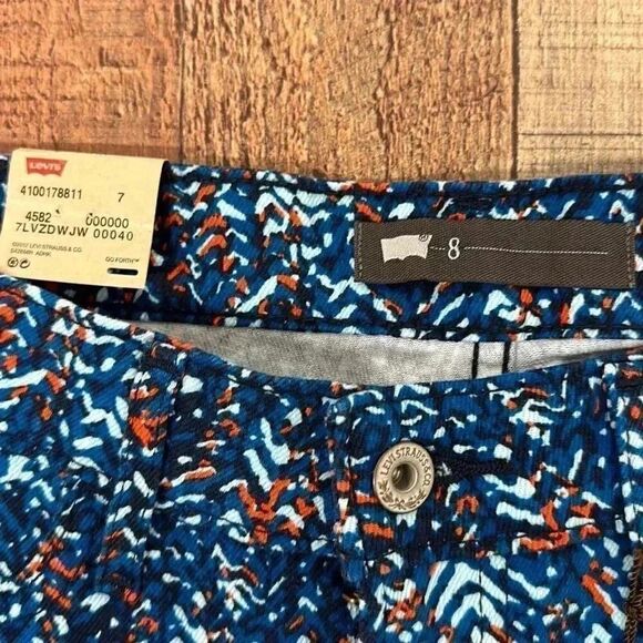 NWT Levi’s Printed Cut-Off Shorts - Picture 2 of 5